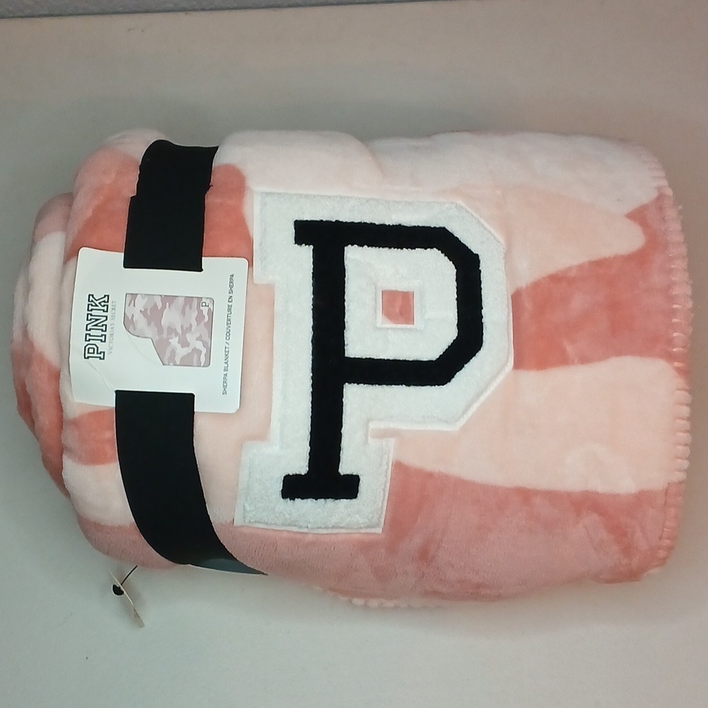 Victoria’s Secret Blanket VS Pink Camo Sherpa Blanket VS PINK Blanket 🆕️ Rare! - Picture 14 of 14